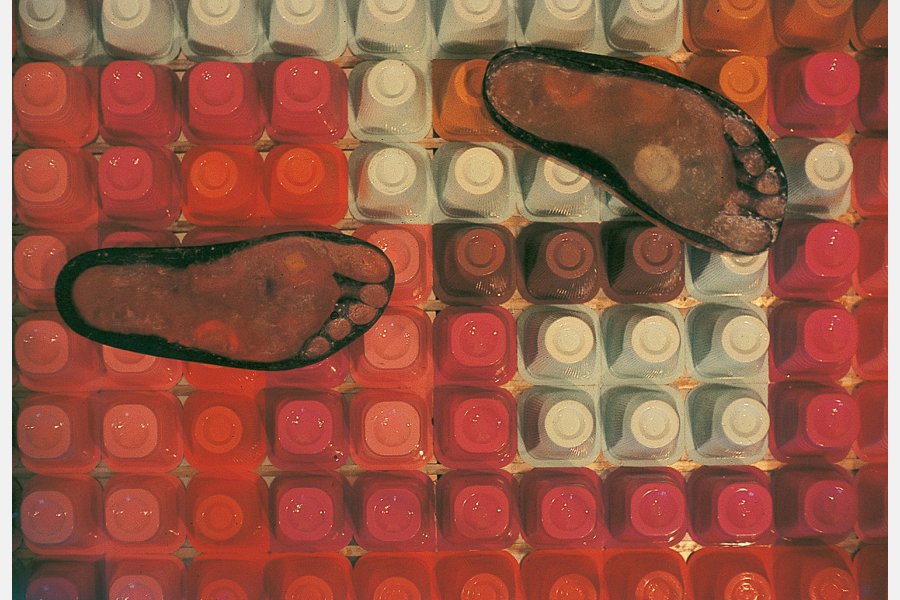 Chaussures d'été – résine et pots de yaourt – 50 x 80 x 12 cm – 1968