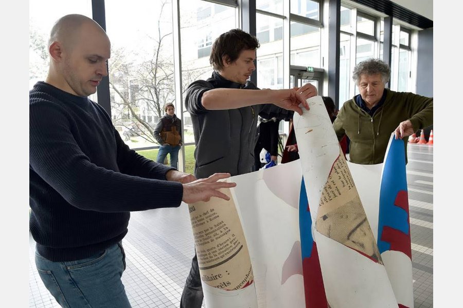 21 mars 2018 - Grégoire Laisné, Raphaël Vincenot et I M déroule la fresque restaurée-Photo Gilles Dacquin