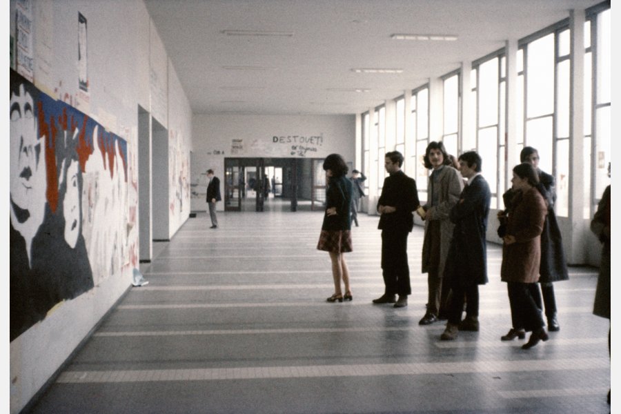 1969 - IM et quelques amis devant la fresque - photo Pierre-Etienne Gaujard